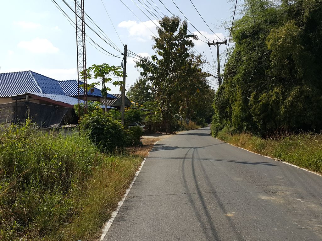 ภาพถนนตรงที่ Modesta Chiangmai ตั้งอยู่ ถ่ายโดย jrcarlsen พ.ศ. 2557 (2014) · A street-level view of where Modesta Chiangmai stands, by jrcarlsen in 2557 (2014)