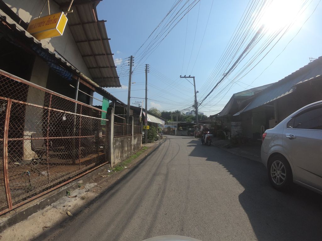 ภาพถนนตรงที่ ก๋วยเตี๋ยวไก่ตุ๋นมะระ ตั้งอยู่ ถ่ายโดย chanuwath_grab พ.ศ. 2562 (2019) · A street-level view of where ก๋วยเตี๋ยวไก่ตุ๋นมะระ · Kuaitiao Kaitunmara stands, by chanuwath_grab in 2562 (2019)