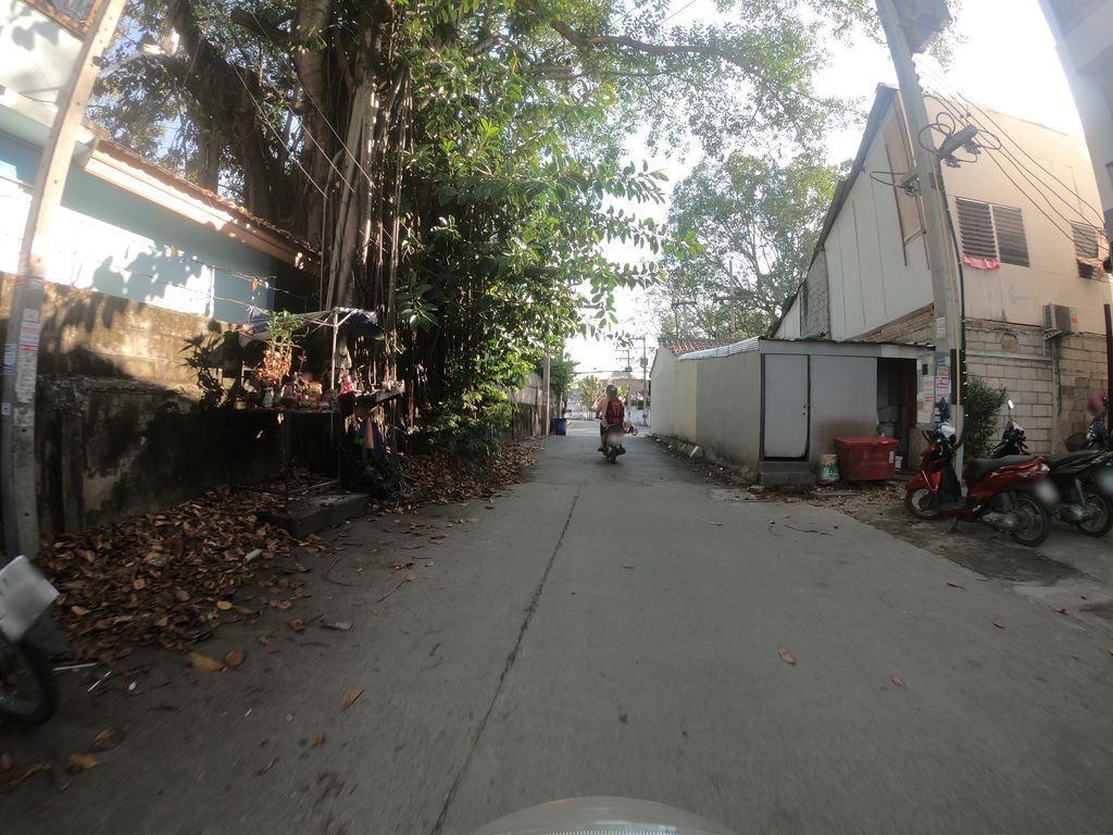 ภาพถนนตรงที่ ไปดี-มาดี Production House ตั้งอยู่ ถ่ายโดย chanuwath_grab พ.ศ. 2562 (2019) · A street-level view of where ไปดี-มาดี Production House stands, by chanuwath_grab in 2562 (2019)