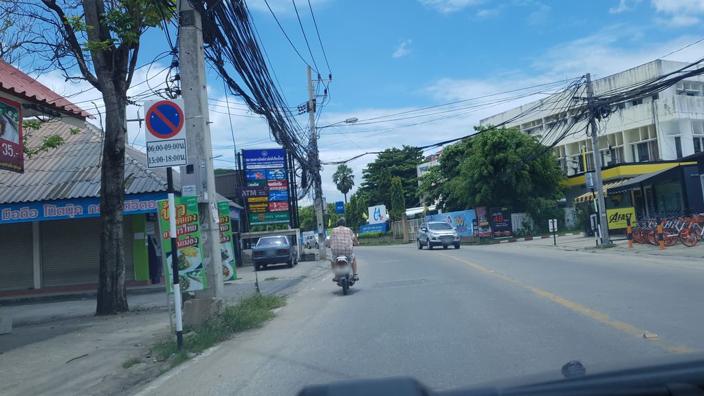 ภาพถนนตรงที่ ข้าวหมาก บ้านฤพิณ 2 ตั้งอยู่ ถ่ายโดย silamanee พ.ศ. 2561 (2018) · A street-level view of where ข้าวหมาก บ้านฤพิณ 2 · Khaomak Banruephin 2 stands, by silamanee in 2561 (2018)