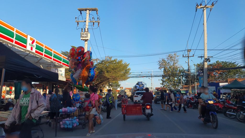 ภาพถนนตรงที่ ร้าน สุพจน์ บรรจุภัณฑ์ ตั้งอยู่ ถ่ายโดย jrcarlsen พ.ศ. 2565 (2022) · A street-level view of where ร้าน สุพจน์ บรรจุภัณฑ์ · Ran Supcha Bronchuphan stands, by jrcarlsen in 2565 (2022)