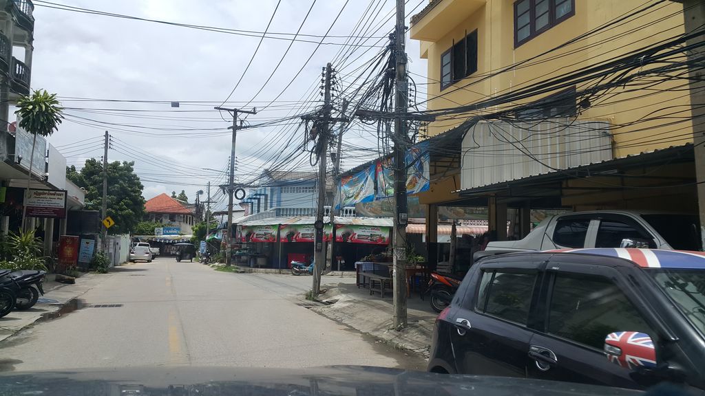 ภาพถนนตรงที่ Chiangmai Thai Chinese Language School ตั้งอยู่ ถ่ายโดย jrcarlsen พ.ศ. 2560 (2017) · A street-level view of where Chiangmai Thai Chinese Language School stands, by jrcarlsen in 2560 (2017)