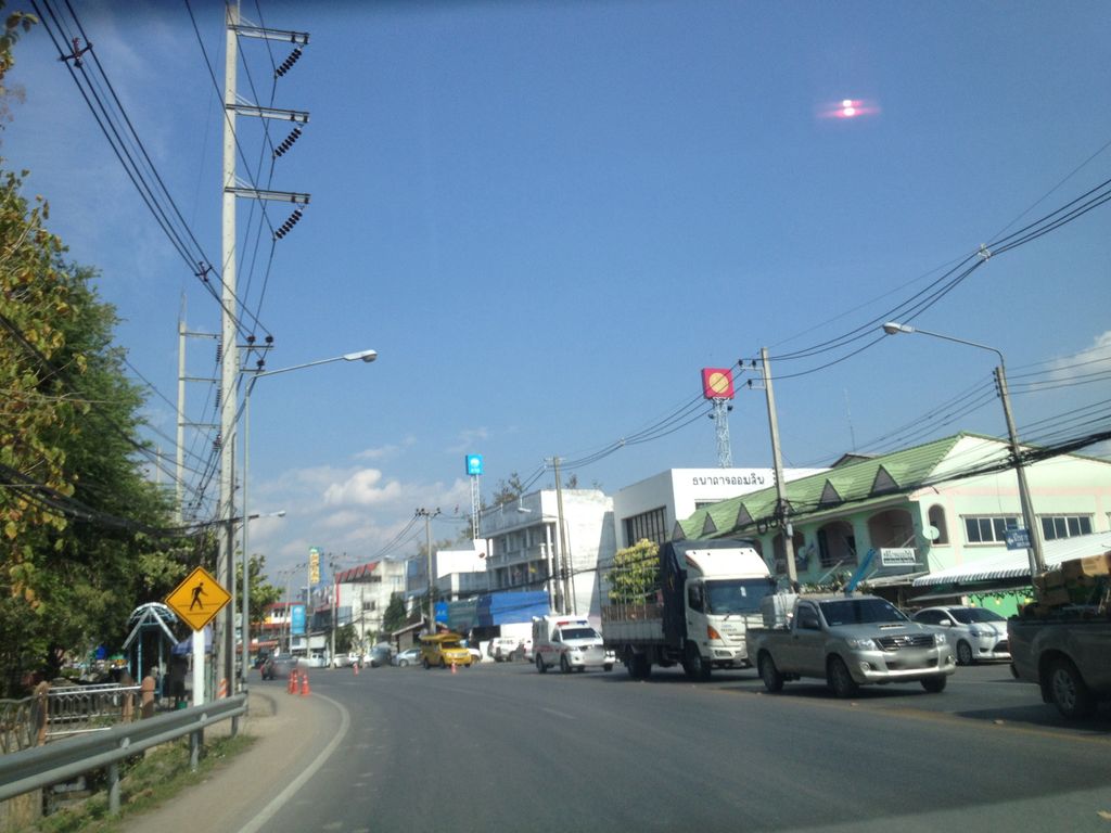 ภาพถนนตรงที่ ข้าวซอยแก้วน้อย อ.จอมทอง ชม. ตั้งอยู่ ถ่ายโดย jimwatana พ.ศ. 2558 (2015) · A street-level view of where ข้าวซอยแก้วน้อย อ.จอมทอง ชม. · Khao Soi Kaeo Noi A.Chom Thong hr. stands, by jimwatana in 2558 (2015)