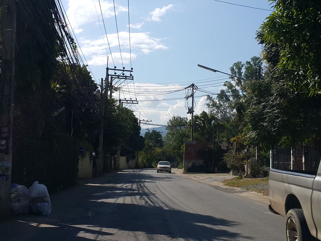 ภาพถนนตรงที่ สุภาฟาร์มผึ้ง Supha Bee Farm ตั้งอยู่ ถ่ายโดย jrcarlsen พ.ศ. 2558 (2015) · A street-level view of where สุภาฟาร์มผึ้ง Supha Bee Farm stands, by jrcarlsen in 2558 (2015)