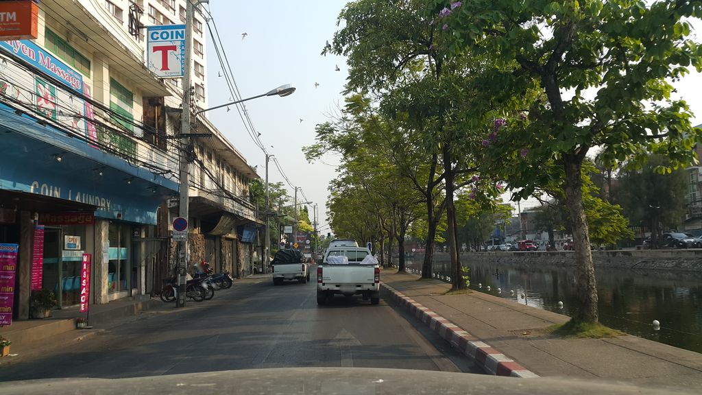 ภาพถนนตรงที่ Mermasis ประตูท่าแพ ตั้งอยู่ ถ่ายโดย jrcarlsen พ.ศ. 2560 (2017) · A street-level view of where Mermasis ประตูท่าแพ stands, by jrcarlsen in 2560 (2017)