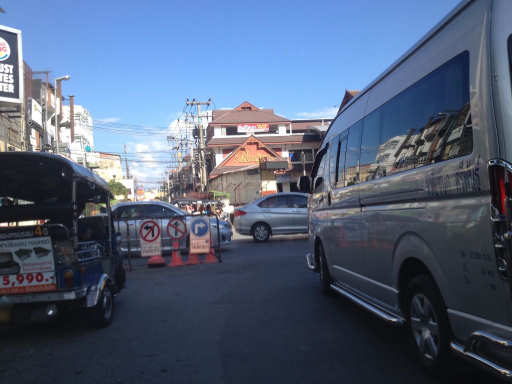 ภาพถนนตรงที่ Number One Tailor ตั้งอยู่ ถ่ายโดย jimwatana พ.ศ. 2558 (2015) · A street-level view of where Number One Tailor stands, by jimwatana in 2558 (2015)