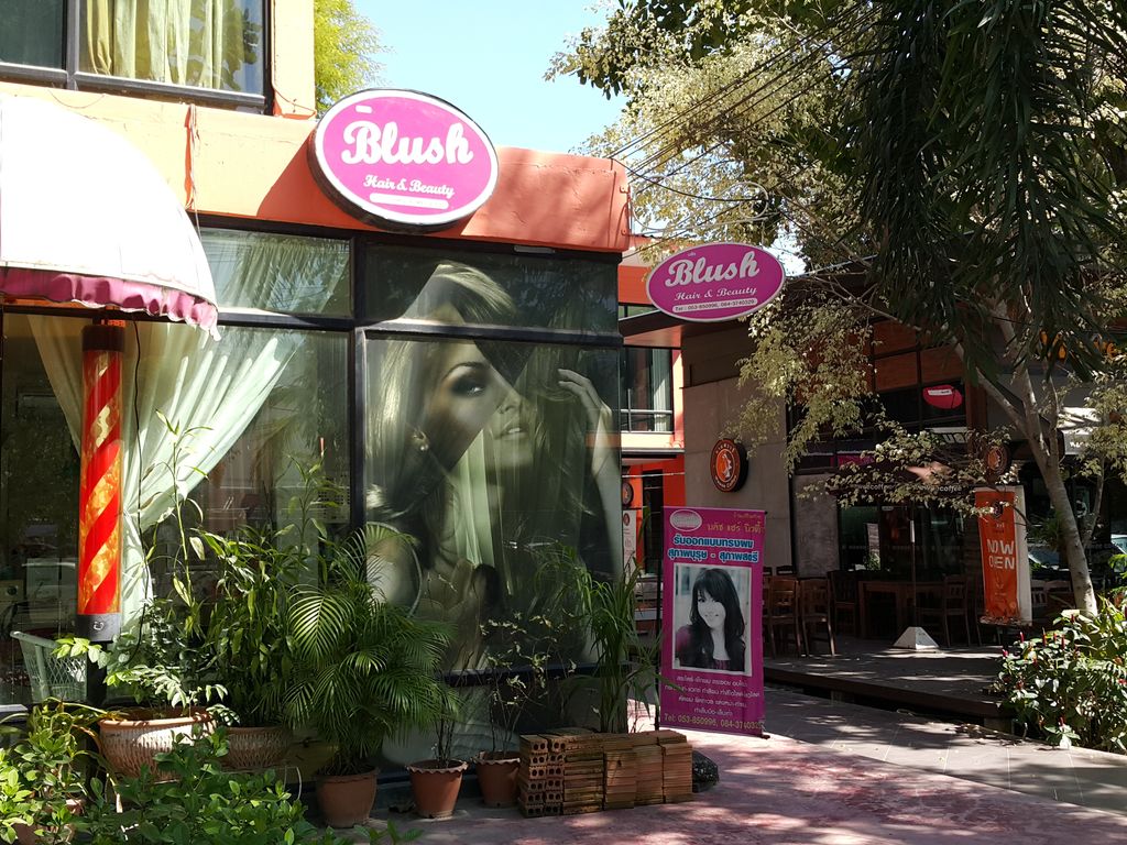 ภาพถนนตรงที่ หัตถ์เงิน-หัตถ์ทอง Thai Massage ตั้งอยู่ ถ่ายโดย jrcarlsen พ.ศ. 2557 (2014) · A street-level view of where หัตถ์เงิน-หัตถ์ทอง Thai Massage stands, by jrcarlsen in 2557 (2014)