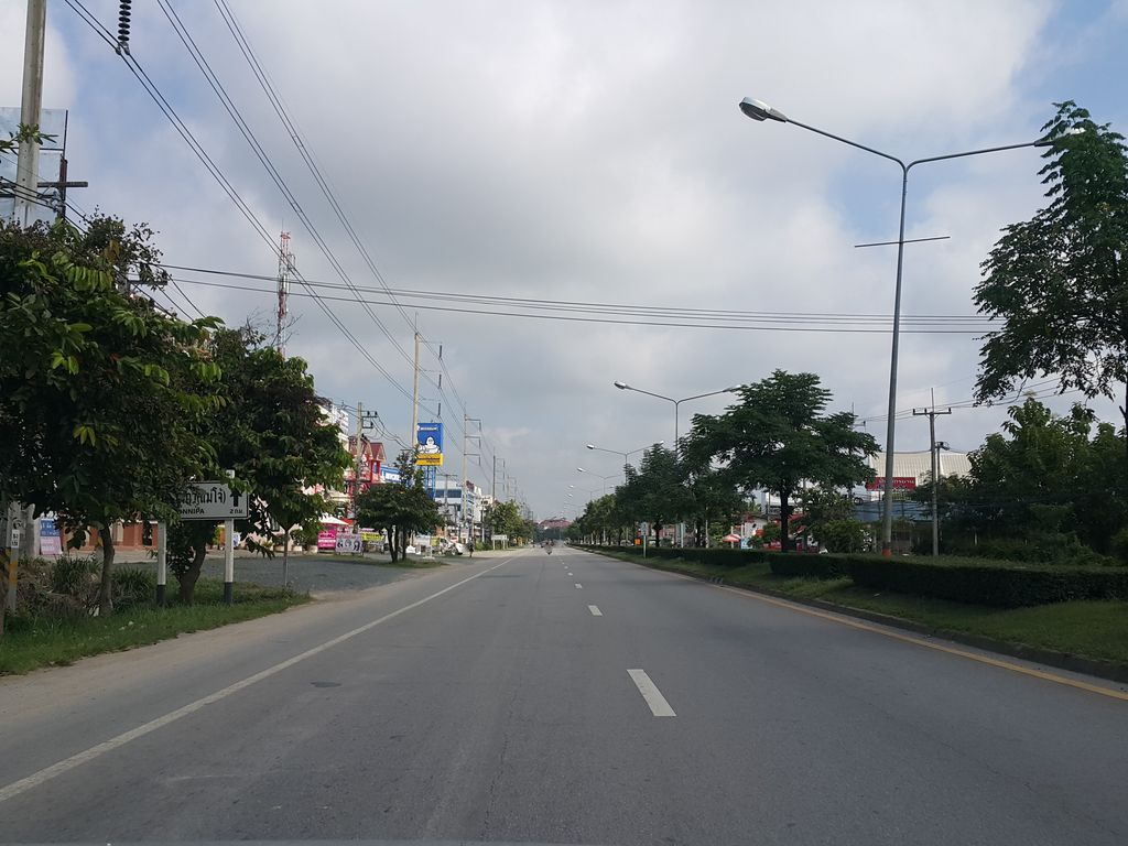 ภาพถนนตรงที่ มายด์ ซายน์ เรสซิเด้นซ์ ตั้งอยู่ ถ่ายโดย jrcarlsen พ.ศ. 2558 (2015) · A street-level view of where มายด์ ซายน์ เรสซิเด้นซ์ · Mai Sai Residence stands, by jrcarlsen in 2558 (2015)