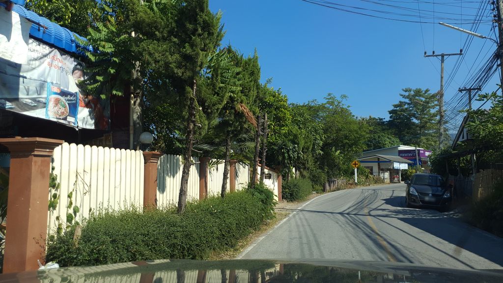 ภาพถนนตรงที่ Huihui Studio ตั้งอยู่ ถ่ายโดย jrcarlsen พ.ศ. 2562 (2019) · A street-level view of where Huihui Studio stands, by jrcarlsen in 2562 (2019)