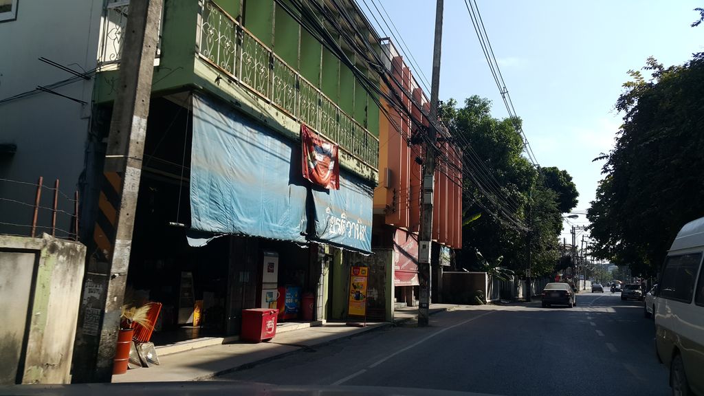 ภาพถนนตรงที่ ศิริยนต์ ตั้งอยู่ ถ่ายโดย jrcarlsen พ.ศ. 2559 (2016) · A street-level view of where ศิริยนต์ · Siriina stands, by jrcarlsen in 2559 (2016)
