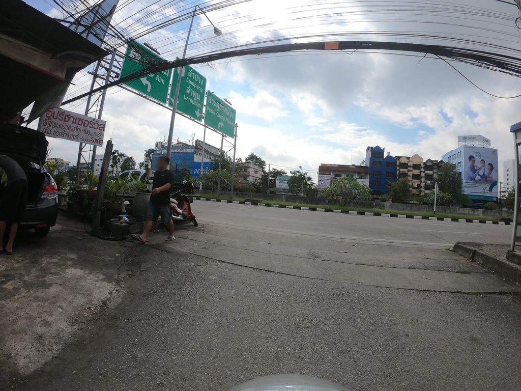 ภาพถนนตรงที่ No.1 Motorcycle Shop ตั้งอยู่ ถ่ายโดย chanuwath_grab พ.ศ. 2562 (2019) · A street-level view of where No.1 Motorcycle Shop stands, by chanuwath_grab in 2562 (2019)