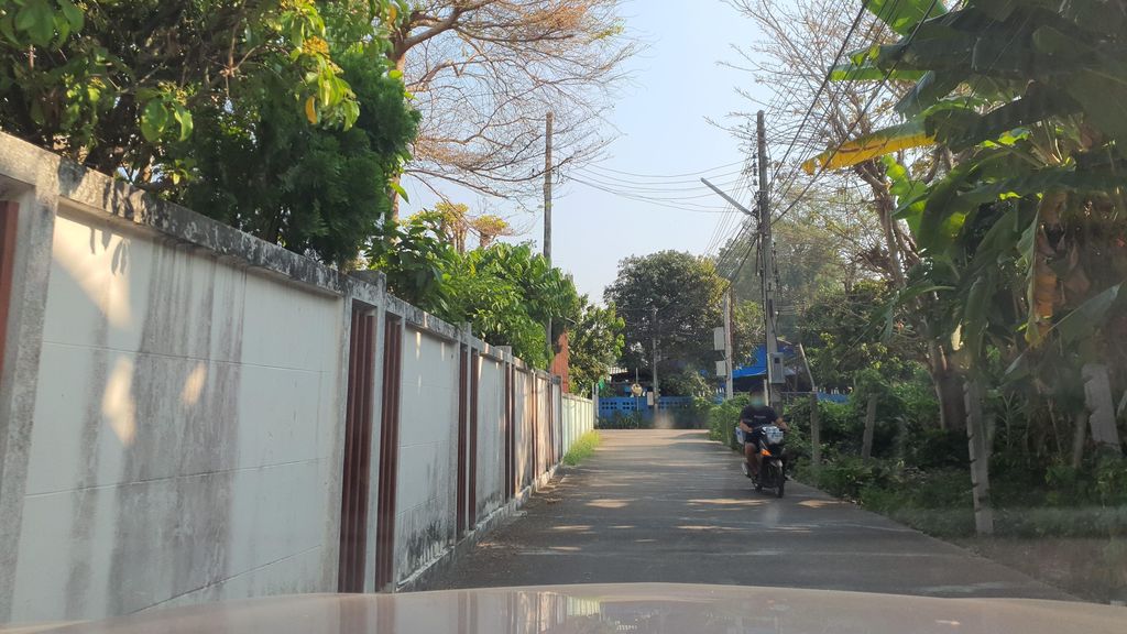 ภาพถนนตรงที่ ประภา อะไหล่รถยนต์มือสอง ตั้งอยู่ ถ่ายโดย jrcarlsen พ.ศ. 2565 (2022) · A street-level view of where ประภา อะไหล่รถยนต์มือสอง · Prapha Alai Rathayonmuetong stands, by jrcarlsen in 2565 (2022)