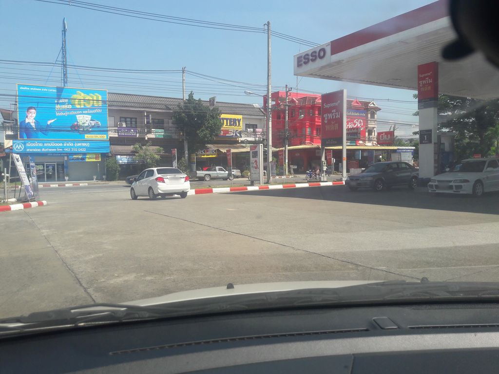 ภาพถนนตรงที่ Esso ตั้งอยู่ ถ่ายโดย noochjaree พ.ศ. 2561 (2018) · A street-level view of where Esso stands, by noochjaree in 2561 (2018)
