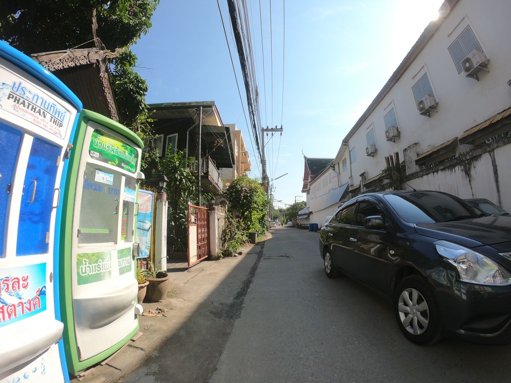 ภาพถนนตรงที่ ลาบกู่เต้า ตั้งอยู่ ถ่ายโดย chanuwath_grab พ.ศ. 2562 (2019) · A street-level view of where ลาบกู่เต้า · Lapkutao stands, by chanuwath_grab in 2562 (2019)