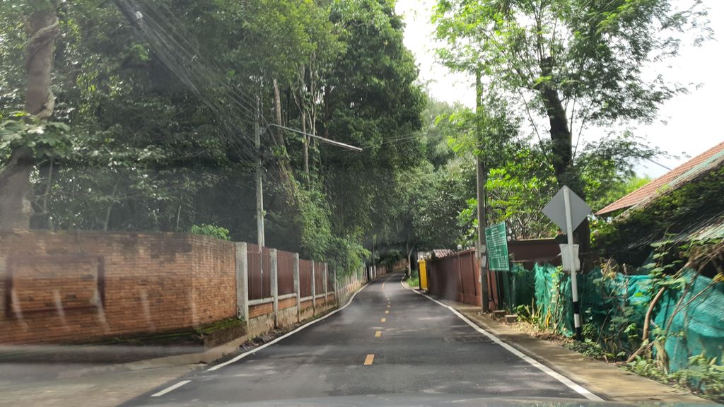 ภาพถนนตรงที่ ฮักตัด ตั้งอยู่ ถ่ายโดย jrcarlsen พ.ศ. 2564 (2021) · A street-level view of where ฮักตัด · Haktat stands, by jrcarlsen in 2564 (2021)