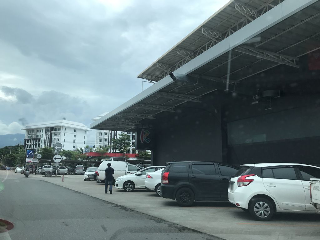 ภาพถนนตรงที่ เจ้าสัว CNX Sneaker ตั้งอยู่ ถ่ายโดย prasert พ.ศ. 2561 (2018) · A street-level view of where เจ้าสัว CNX Sneaker stands, by prasert in 2561 (2018)