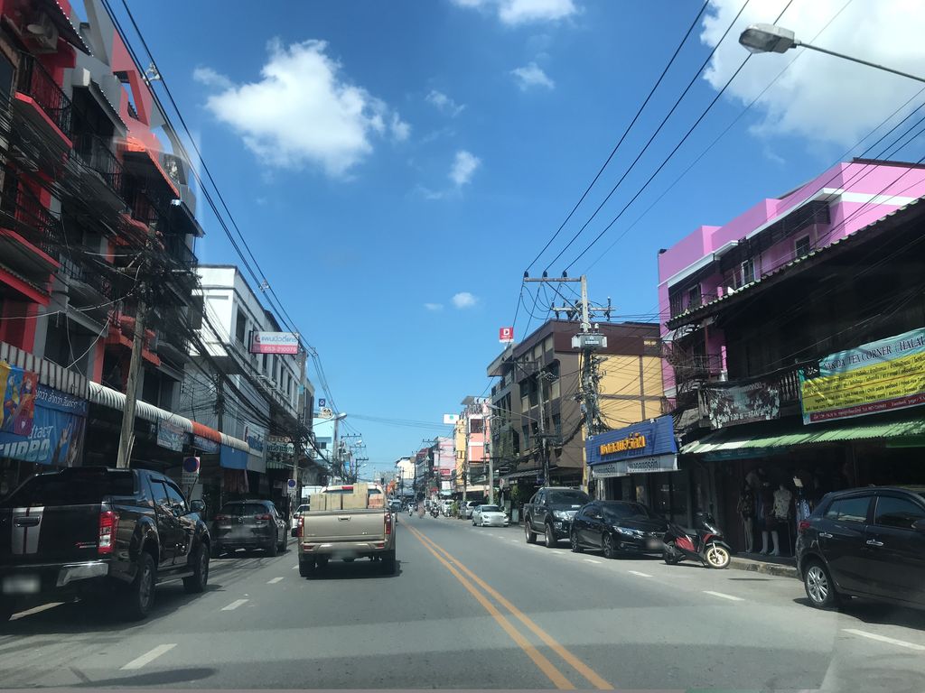 ภาพถนนตรงที่ Lit Chiang Mai ตั้งอยู่ ถ่ายโดย prasert พ.ศ. 2561 (2018) · A street-level view of where Lit Chiang Mai stands, by prasert in 2561 (2018)