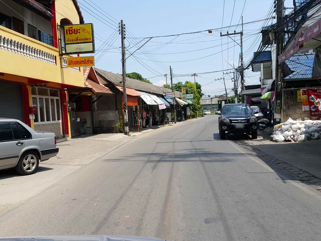 ภาพถนนตรงที่ หมูวีพี ตั้งอยู่ ถ่ายโดย jrcarlsen พ.ศ. 2558 (2015) · A street-level view of where หมูวีพี · Muwiphi stands, by jrcarlsen in 2558 (2015)