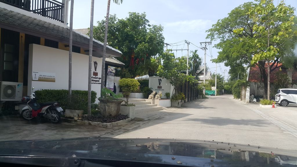 ภาพถนนตรงที่ Hueankhamhom Resort เฮือนคำหอม รีสอร์ท ตั้งอยู่ ถ่ายโดย jrcarlsen พ.ศ. 2562 (2019) · A street-level view of where Hueankhamhom Resort เฮือนคำหอม รีสอร์ท stands, by jrcarlsen in 2562 (2019)