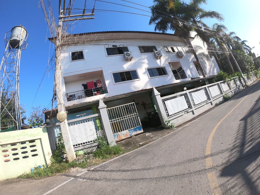 ภาพถนนตรงที่ Chiangmai Vision Church ตั้งอยู่ ถ่ายโดย chanuwath_grab พ.ศ. 2562 (2019) · A street-level view of where Chiangmai Vision Church stands, by chanuwath_grab in 2562 (2019)