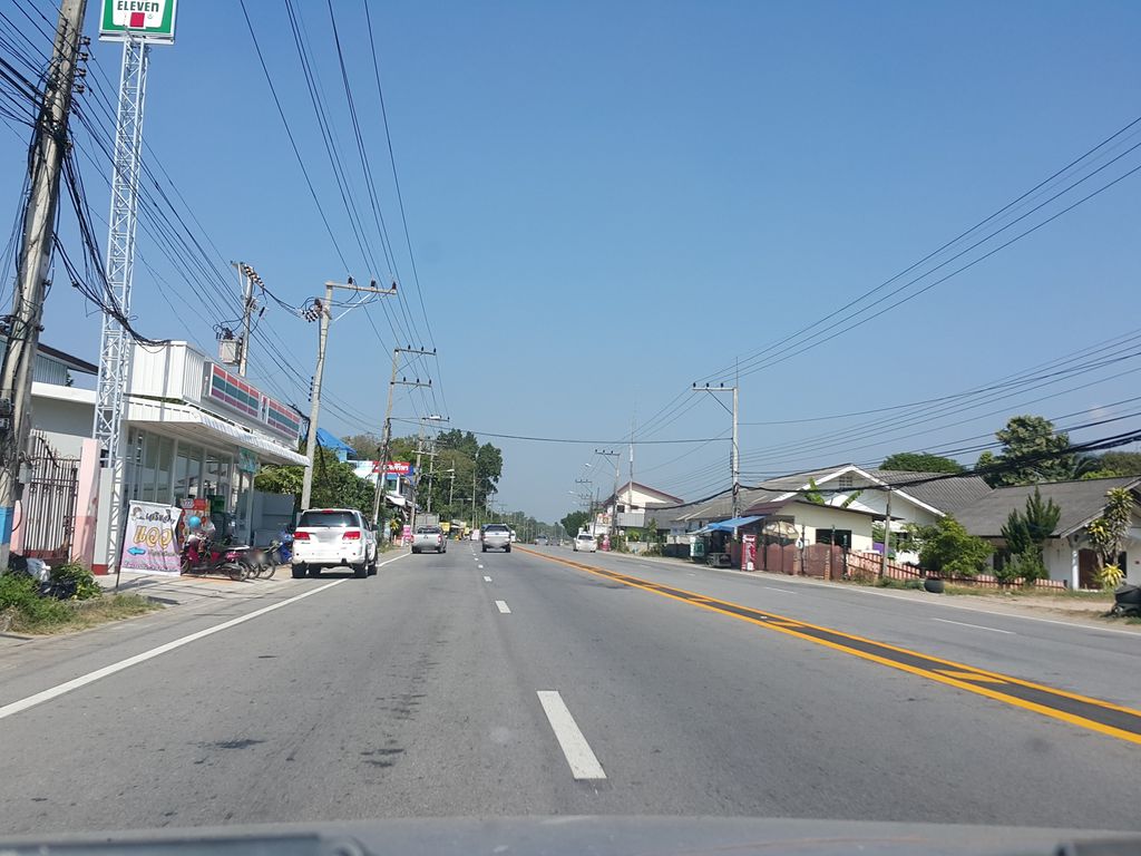 ภาพถนนตรงที่ Chiangmai Elephant Refuge ตั้งอยู่ ถ่ายโดย jrcarlsen พ.ศ. 2557 (2014) · A street-level view of where Chiangmai Elephant Refuge stands, by jrcarlsen in 2557 (2014)