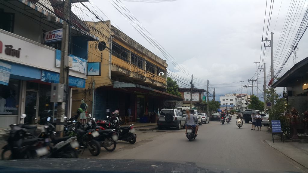 ภาพถนนตรงที่ กองกีด กาแฟ ตั้งอยู่ ถ่ายโดย jrcarlsen พ.ศ. 2560 (2017) · A street-level view of where กองกีด กาแฟ · Kongkit Kafae stands, by jrcarlsen in 2560 (2017)