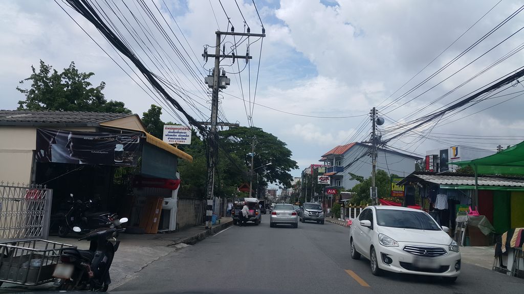 ภาพถนนตรงที่ ร้านอ้ายเท่งยีนส์ ตั้งอยู่ ถ่ายโดย jrcarlsen พ.ศ. 2560 (2017) · A street-level view of where ร้านอ้ายเท่งยีนส์ · Ran Ai Theng Yin stands, by jrcarlsen in 2560 (2017)