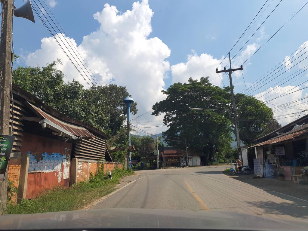 ภาพถนนตรงที่ ระเบียง ไทร แอนด์ ลุง ตั้งอยู่ ถ่ายโดย jrcarlsen พ.ศ. 2566 (2023) · A street-level view of where ระเบียง ไทร แอนด์ ลุง · Rabiang Thai & Lung stands, by jrcarlsen in 2566 (2023)