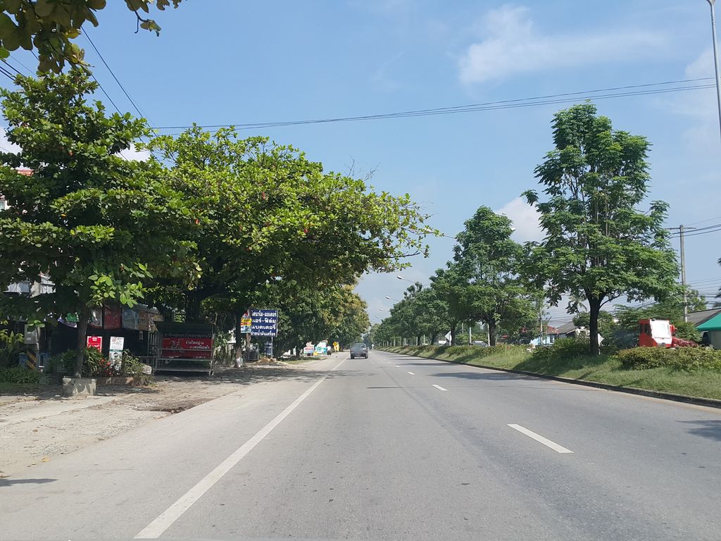 ภาพถนนตรงที่ Pilii Hair Studio ตั้งอยู่ ถ่ายโดย jrcarlsen พ.ศ. 2558 (2015) · A street-level view of where Pilii Hair Studio stands, by jrcarlsen in 2558 (2015)