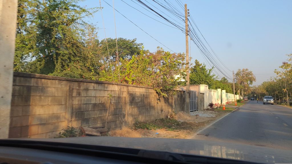 ภาพถนนตรงที่ ส.พ. สับราง ตั้งอยู่ ถ่ายโดย jrcarlsen พ.ศ. 2566 (2023) · A street-level view of where ส.พ. สับราง · Sa.pha. Sabrang stands, by jrcarlsen in 2566 (2023)