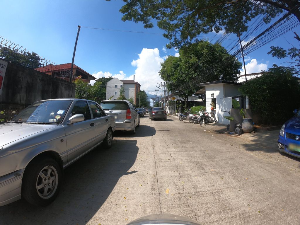 ภาพถนนตรงที่ GRAPH quarter ตั้งอยู่ ถ่ายโดย chanuwath_grab พ.ศ. 2562 (2019) · A street-level view of where GRAPH quarter stands, by chanuwath_grab in 2562 (2019)
