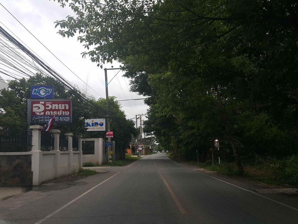 ภาพถนนตรงที่ Much Room Cafe ตั้งอยู่ ถ่ายโดย jrcarlsen พ.ศ. 2558 (2015) · A street-level view of where Much Room Cafe stands, by jrcarlsen in 2558 (2015)