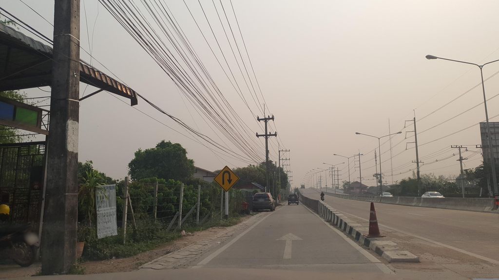 ภาพถนนตรงที่ ก๋วยเตี๋ยวเรือโกเฮง ตั้งอยู่ ถ่ายโดย jrcarlsen พ.ศ. 2566 (2023) · A street-level view of where ก๋วยเตี๋ยวเรือโกเฮง · Kuai Tiaoruea Koheng stands, by jrcarlsen in 2566 (2023)