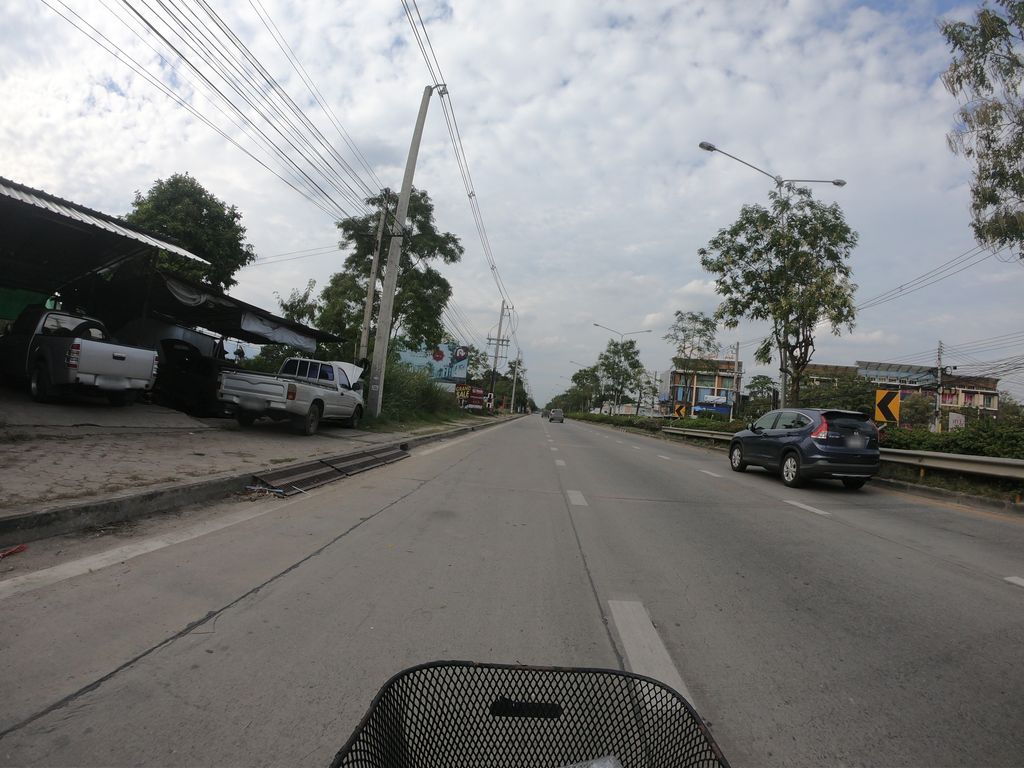 ภาพถนนตรงที่ รักษ์มอเตอร์เชียงใหม่ ตั้งอยู่ ถ่ายโดย chanuwath_grab พ.ศ. 2562 (2019) · A street-level view of where รักษ์มอเตอร์เชียงใหม่ · Rak Motor Chiang Mai stands, by chanuwath_grab in 2562 (2019)