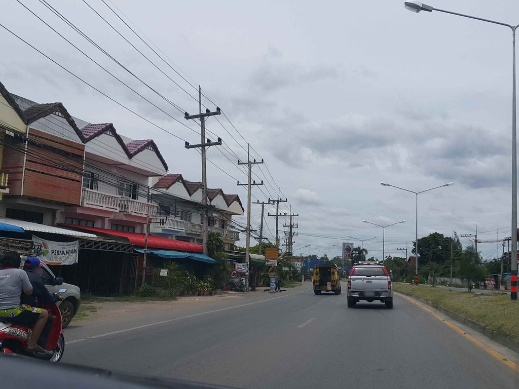 ภาพถนนตรงที่ ไทยแลนด์พลาสติก ขายส่ง ตั้งอยู่ ถ่ายโดย jrcarlsen พ.ศ. 2558 (2015) · A street-level view of where ไทยแลนด์พลาสติก ขายส่ง · Thailand Plastic Khaisong stands, by jrcarlsen in 2558 (2015)
