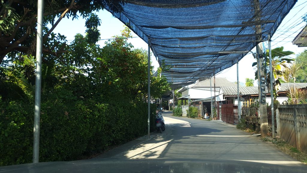 ภาพถนนตรงที่ Baan Muangkung pottery handicraft บ้านเหมืองกุง ตำนานน้ำต้น คนปั้นดิน ตั้งอยู่ ถ่ายโดย jrcarlsen พ.ศ. 2562 (2019) · A street-level view of where Baan Muangkung pottery handicraft บ้านเหมืองกุง ตำนานน้ำต้น คนปั้นดิน stands, by jrcarlsen in 2562 (2019)