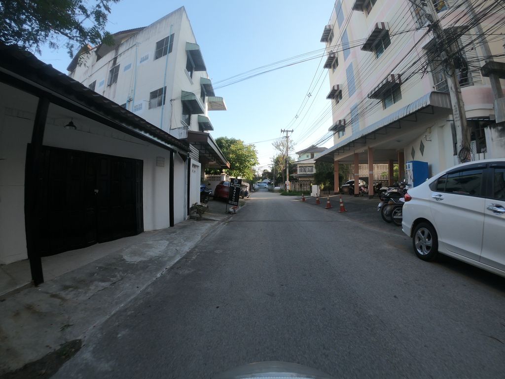 ภาพถนนตรงที่ สถานีขนมจีน 10 บาท ตั้งอยู่ ถ่ายโดย chanuwath_grab พ.ศ. 2562 (2019) · A street-level view of where สถานีขนมจีน 10 บาท · Sathani Khanomchin 10 Bat stands, by chanuwath_grab in 2562 (2019)