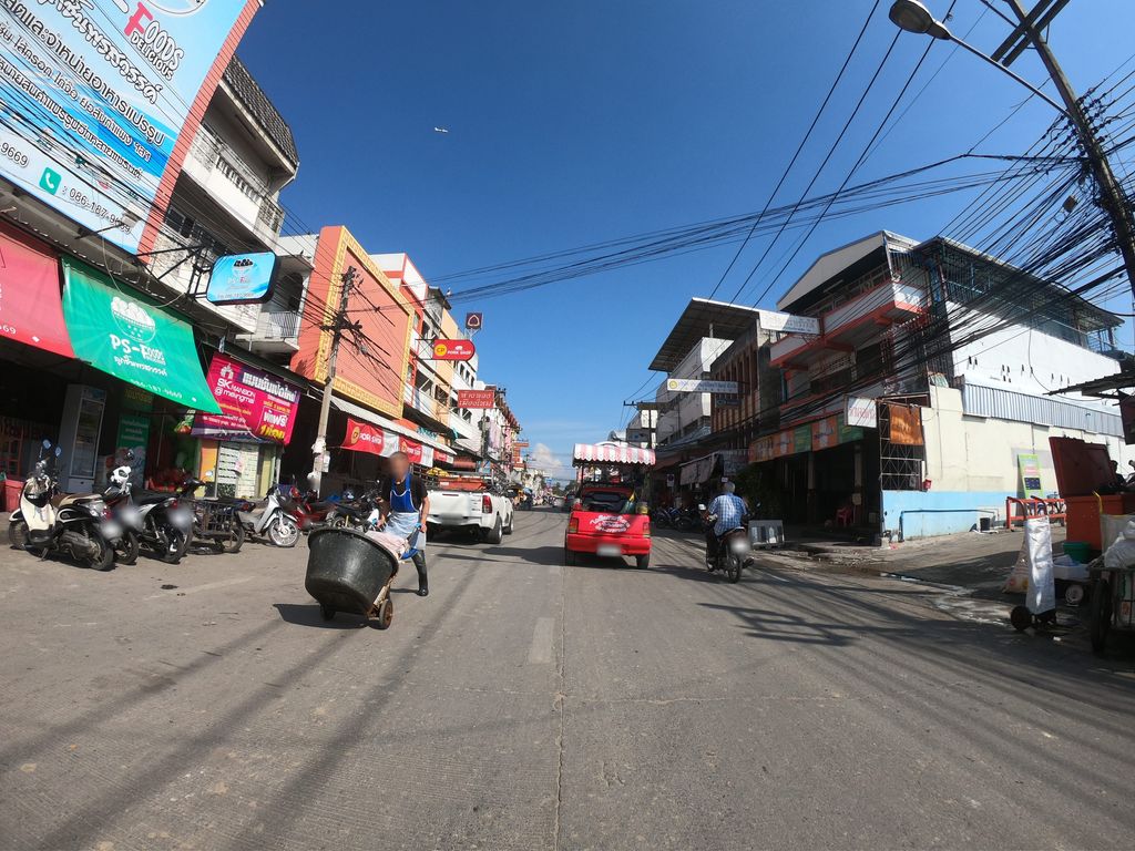 ภาพถนนตรงที่ ร้านเพิ่มทรัพย์ ตั้งอยู่ ถ่ายโดย chanuwath_grab พ.ศ. 2562 (2019) · A street-level view of where ร้านเพิ่มทรัพย์ · Ran Phoemsap stands, by chanuwath_grab in 2562 (2019)