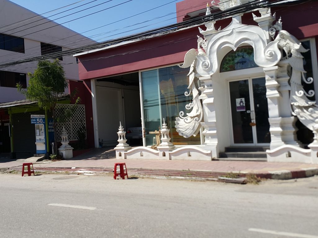 ภาพถนนตรงที่ ก๋วยเตี๋ยวทองหล่อ ตั้งอยู่ ถ่ายโดย jrcarlsen พ.ศ. 2558 (2015) · A street-level view of where ก๋วยเตี๋ยวทองหล่อ · Kuaitiao Thong Lo stands, by jrcarlsen in 2558 (2015)