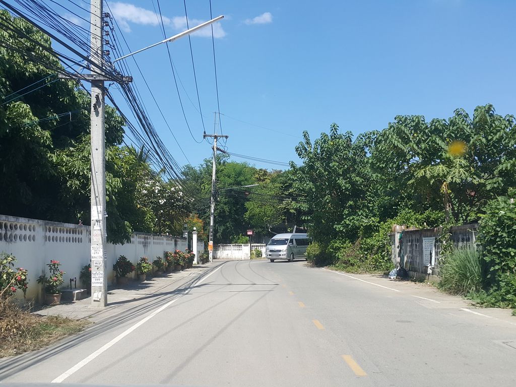 ภาพถนนตรงที่ หอพักบุญมา ตั้งอยู่ ถ่ายโดย jrcarlsen พ.ศ. 2558 (2015) · A street-level view of where หอพักบุญมา · Bun Ma Dormitory stands, by jrcarlsen in 2558 (2015)