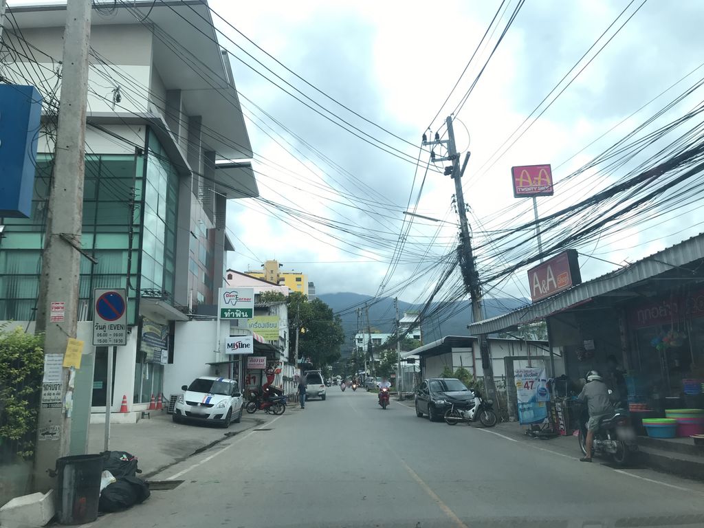 ภาพถนนตรงที่ Veluxe clinic วีลักซ์คลินิก ความงามเชียงใหม่ ตั้งอยู่ ถ่ายโดย prasert พ.ศ. 2561 (2018) · A street-level view of where Veluxe clinic วีลักซ์คลินิก ความงามเชียงใหม่ stands, by prasert in 2561 (2018)