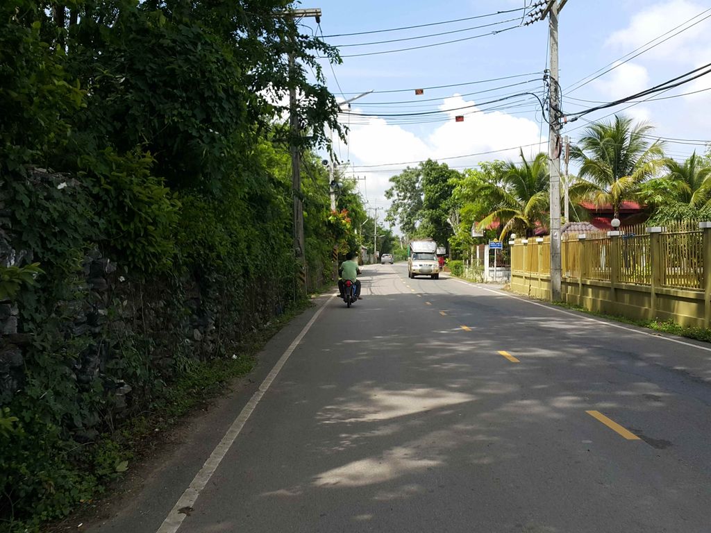 ภาพถนนตรงที่ Bungalow for Creative ตั้งอยู่ ถ่ายโดย jrcarlsen พ.ศ. 2558 (2015) · A street-level view of where Bungalow for Creative stands, by jrcarlsen in 2558 (2015)