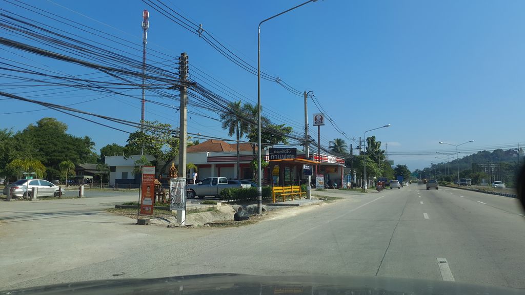 ภาพถนนตรงที่ ร้านสหายคำ ของกินของฝาก ตั้งอยู่ ถ่ายโดย jrcarlsen พ.ศ. 2562 (2019) · A street-level view of where ร้านสหายคำ ของกินของฝาก · Ran Sahai Kham Khongkinkhongfak stands, by jrcarlsen in 2562 (2019)