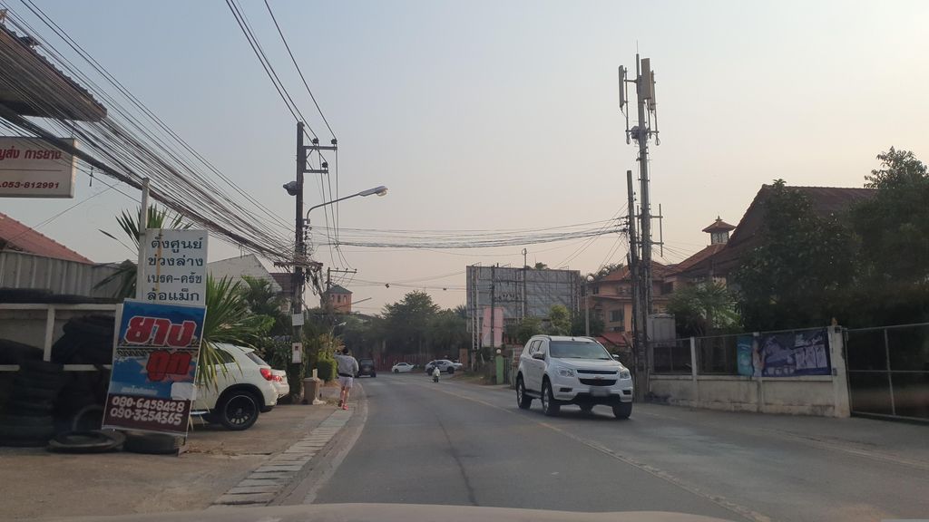 ภาพถนนตรงที่ ร้านบุญส่งการยาง ตั้งอยู่ ถ่ายโดย jrcarlsen พ.ศ. 2566 (2023) · A street-level view of where ร้านบุญส่งการยาง · Ran Bunsong Kanyang stands, by jrcarlsen in 2566 (2023)