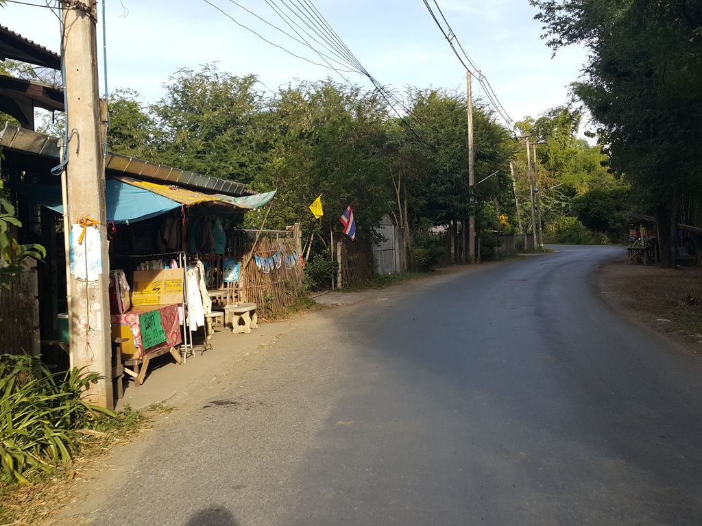 ภาพถนนตรงที่ ร้านจันทร์เพ็ญ การค้า ตั้งอยู่ ถ่ายโดย jrcarlsen พ.ศ. 2557 (2014) · A street-level view of where ร้านจันทร์เพ็ญ การค้า · Ran Chan Phen Kankha stands, by jrcarlsen in 2557 (2014)