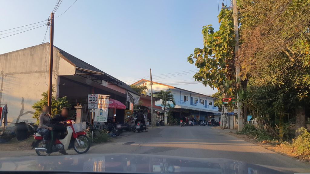 ภาพถนนตรงที่ ต้นกล้า หมู่จุ่ม ตั้งอยู่ ถ่ายโดย jrcarlsen พ.ศ. 2566 (2023) · A street-level view of where ต้นกล้า หมู่จุ่ม · Ton Kla Muchum stands, by jrcarlsen in 2566 (2023)