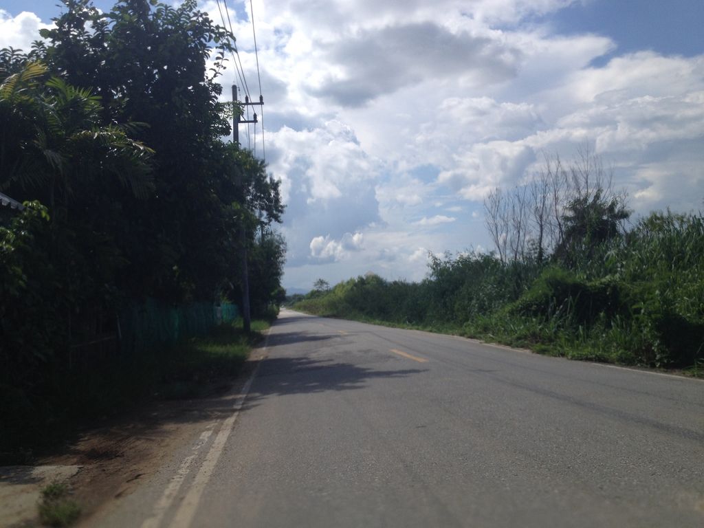 ภาพถนนตรงที่ บ่อตกปลาลุงมา ตั้งอยู่ ถ่ายโดย jimwatana พ.ศ. 2558 (2015) · A street-level view of where บ่อตกปลาลุงมา · Bo Tokpla Lung Ma stands, by jimwatana in 2558 (2015)