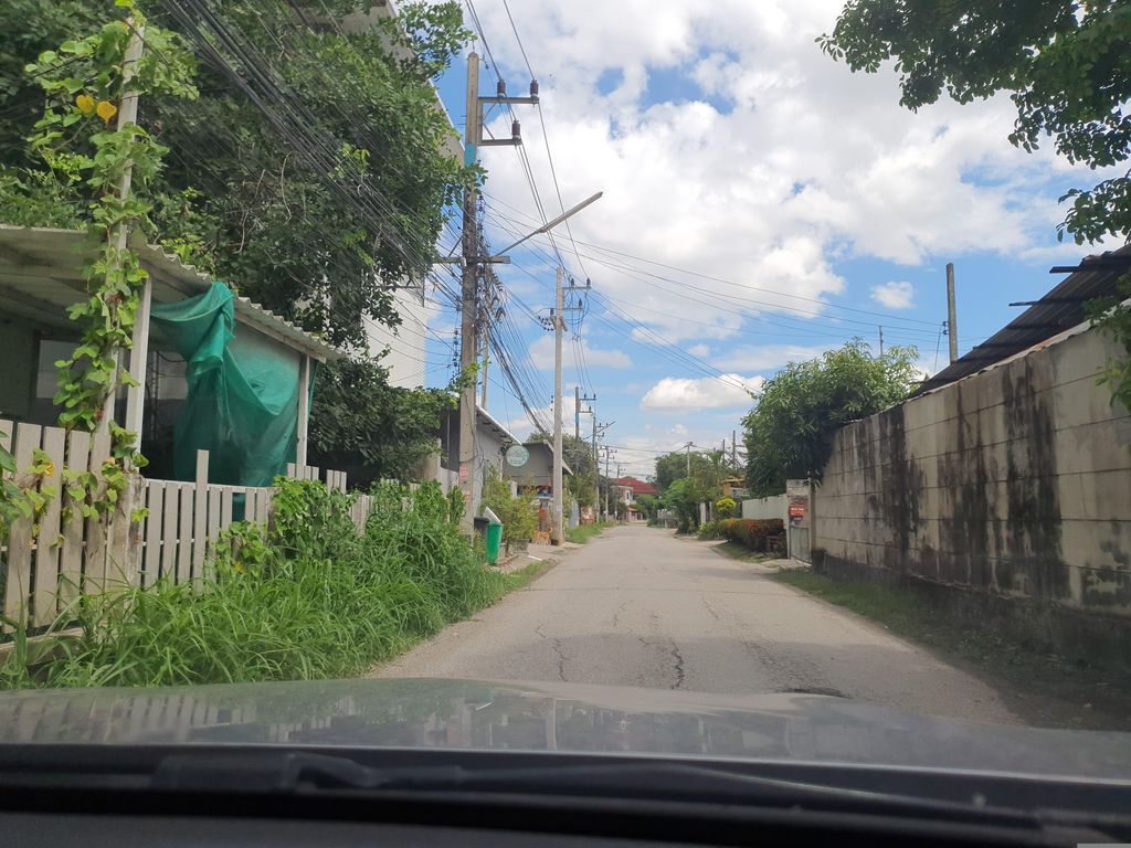 ภาพถนนตรงที่ LearningThaiChiangMai ตั้งอยู่ ถ่ายโดย jrcarlsen พ.ศ. 2566 (2023) · A street-level view of where LearningThaiChiangMai stands, by jrcarlsen in 2566 (2023)