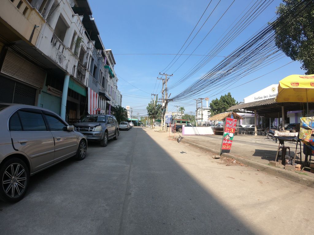 ภาพถนนตรงที่ ข้าวมันด้ง ตั้งอยู่ ถ่ายโดย chanuwath_grab พ.ศ. 2562 (2019) · A street-level view of where ข้าวมันด้ง · Khaomandong stands, by chanuwath_grab in 2562 (2019)