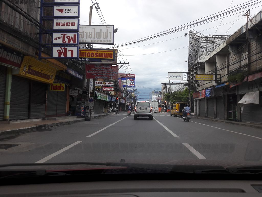 ภาพถนนตรงที่ เอเชียผ้าม่าน ตั้งอยู่ ถ่ายโดย ratchaphat พ.ศ. 2561 (2018) · A street-level view of where เอเชียผ้าม่าน · A Chia Phaman stands, by ratchaphat in 2561 (2018)
